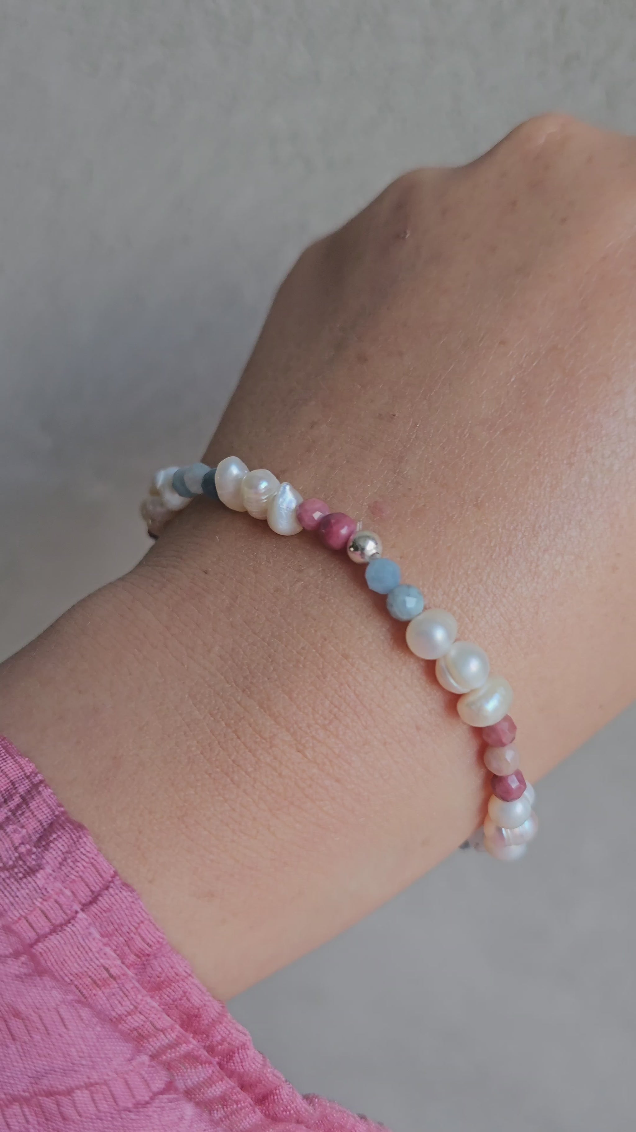 Aurora Bracelet – handmade Irish elastic bracelet with 4mm pearls, aquamarine & rhodonite, sterling silver bead. Healing crystal jewellery symbolising calm, love & purity. Gift pouch included.
