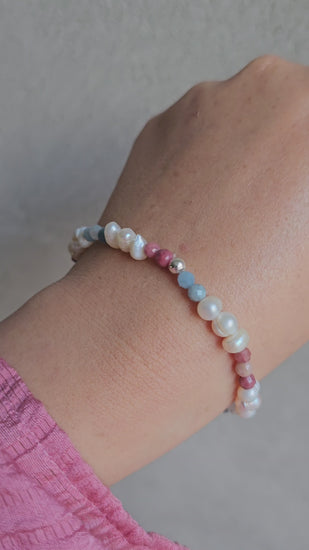 Aurora Bracelet – handmade Irish elastic bracelet with 4mm pearls, aquamarine & rhodonite, sterling silver bead. Healing crystal jewellery symbolising calm, love & purity. Gift pouch included.