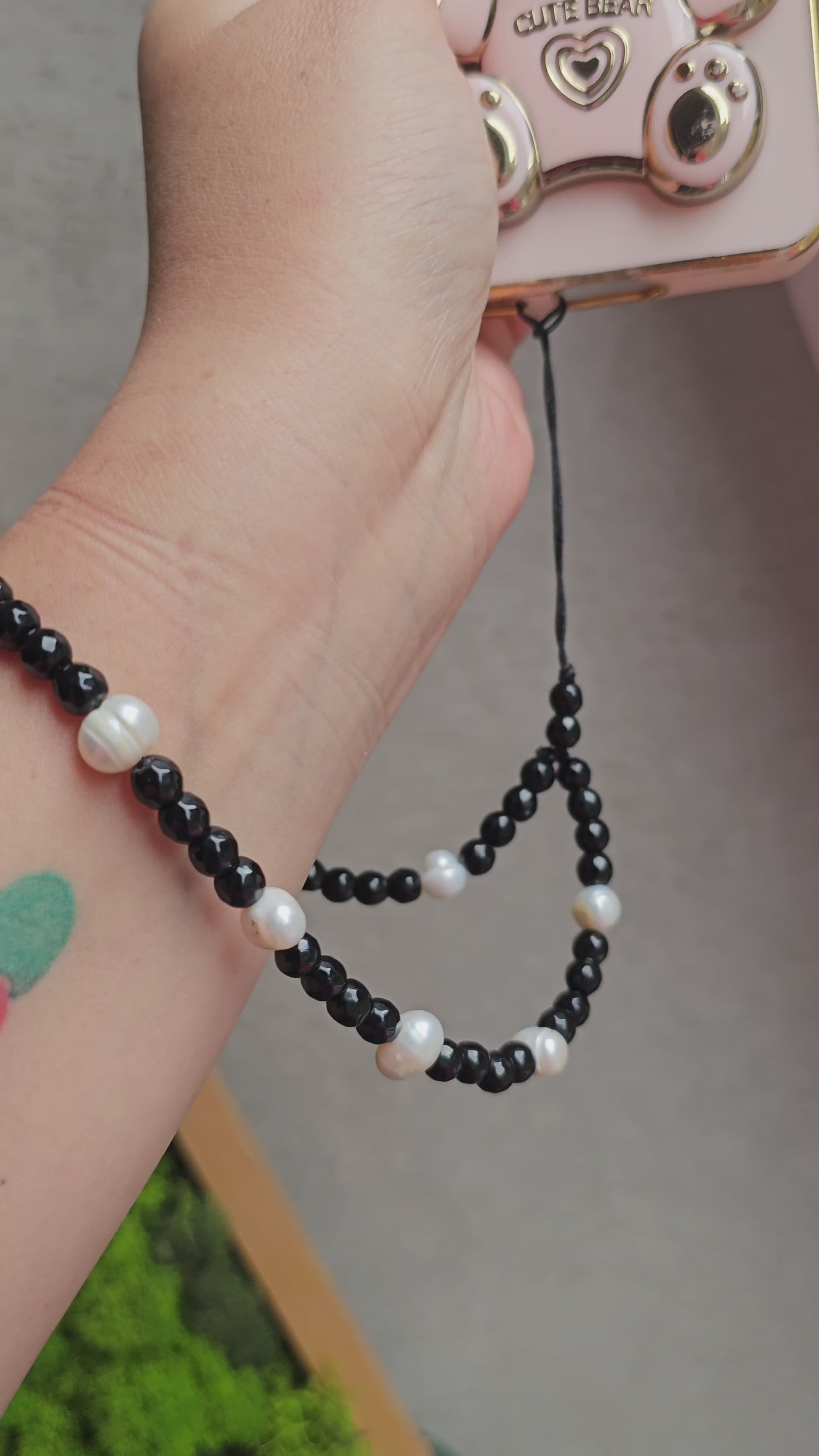 Handmade onyx and freshwater pearl phone charm – Black & White collection
Minimalist gemstone keychain with pearls and black onyx
Elegant Black & White pearl and onyx charm for phone or keys
Natural gemstone phone strap – onyx and freshwater pearls