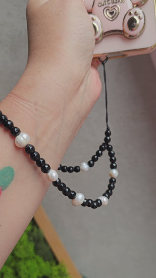 Handmade onyx and freshwater pearl phone charm – Black & White collection
Minimalist gemstone keychain with pearls and black onyx
Elegant Black & White pearl and onyx charm for phone or keys
Natural gemstone phone strap – onyx and freshwater pearls